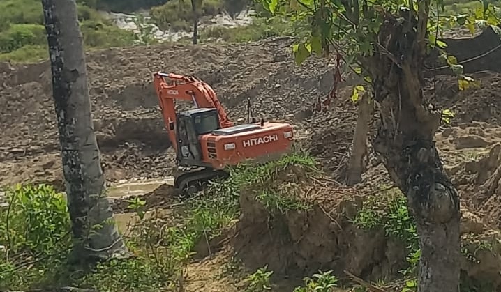 Alat berat yang sedang beroperasi di lahan bekas dua kuburan yang sebelumnya telah dipindakan. (Foto: Dok. Hibata.id)