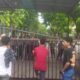 Puluhan mahasiswa yang tergabung dalam Aliansi Mahasiswa Peduli Lingkungan menggelar aksi demonstrasi di depan Markas Kepolisian Daerah (Polda) Gorontalo. (Foto: Istw)