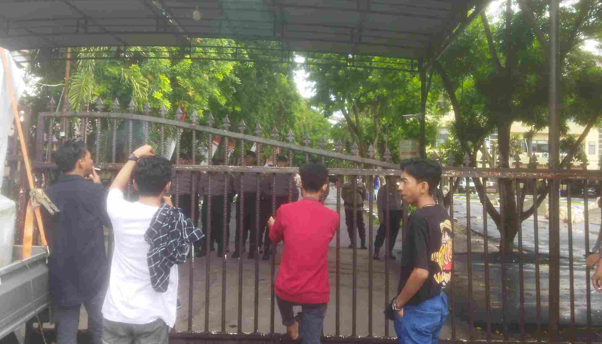 Puluhan mahasiswa yang tergabung dalam Aliansi Mahasiswa Peduli Lingkungan menggelar aksi demonstrasi di depan Markas Kepolisian Daerah (Polda) Gorontalo. (Foto: Istw)