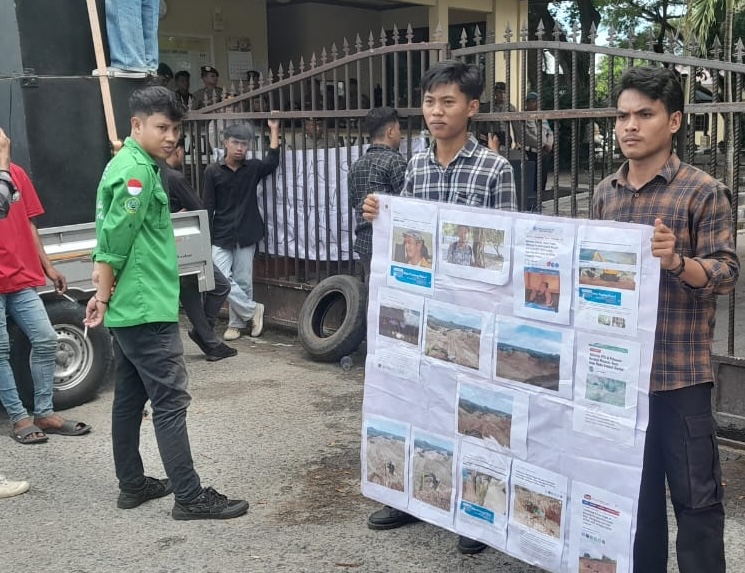 Puluhan Mahasiswa yang tergabung dalam Gerakan Mahasiswa Menuntu Perubahan menggelar aksi unjuk rasa di depan Polda Gorontalo. (Foto: Dok. Istw Hibata.)