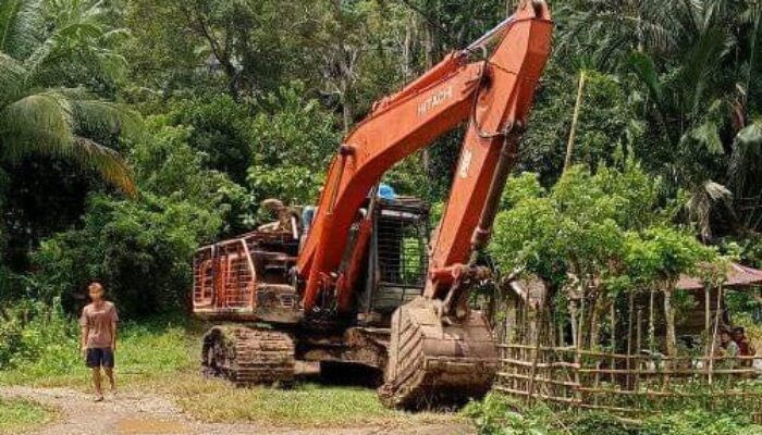 Alat Berat Masih Terparkir di Desa Tolau, Kapolsek Paleleh Bohongi Masyarakat?