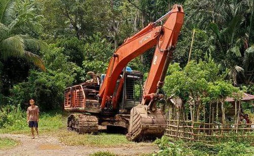 Alat berat yang akan digunakan di lokasi penambang Tolau. pada 26 April 2025 (Foto: Dok. Istw Hibata.id)