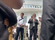 Umar Karim, yang juga Wakil Ketua Badan Kehormatan DPRD saat menemui Mahasiswa. Senin (28/04/2025). Foto: Hibata.id