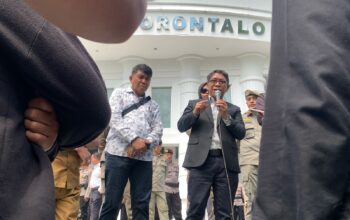 Umar Karim, yang juga Wakil Ketua Badan Kehormatan DPRD saat menemui Mahasiswa. Senin (28/04/2025). Foto: Hibata.id