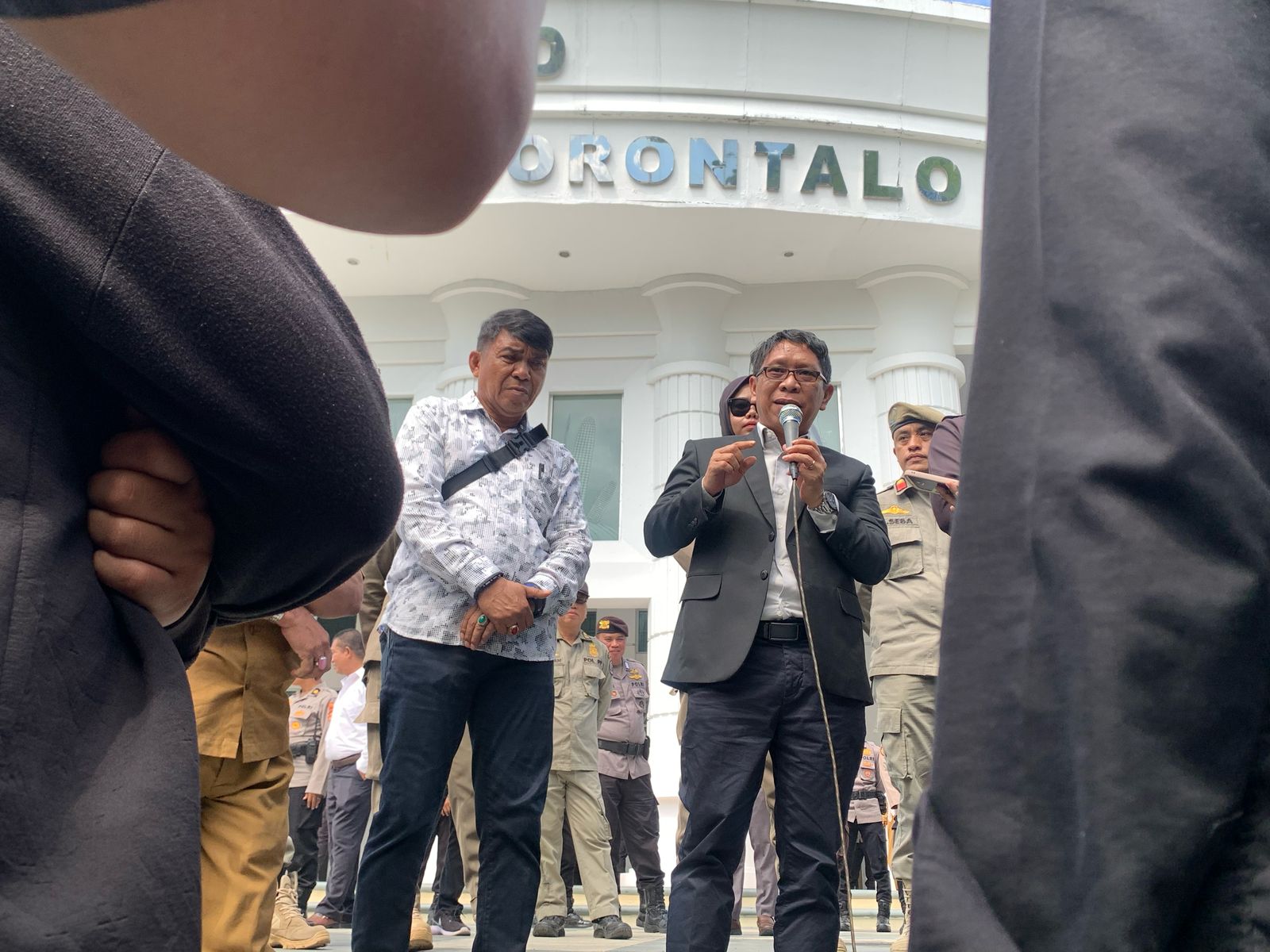 Umar Karim, yang juga Wakil Ketua Badan Kehormatan DPRD saat menemui Mahasiswa. Senin (28/04/2025). Foto: Hibata.id