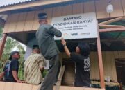 Warga Dusun Bontula saat memasang papan informasi Bantayo Pendidikan Rakyat pada Pada Jumat (25/04) lalu. (Kredit foto: Inhides)