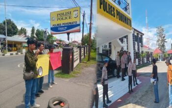 Aliansi Pemuda Bergerak Pohuwato menggelar aksi demonstrasi di Mapolres Pohuwato pada Rabu pagi (30/4/2025). (Foto: Hibata.id)