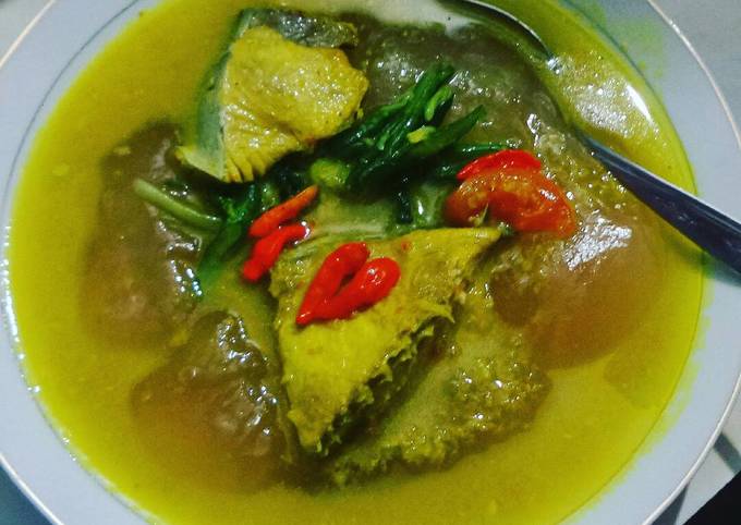 Papeda merupakan bubur sagu yang memiliki tekstur kenyal dan berwarna putih transparan/Hibata.id