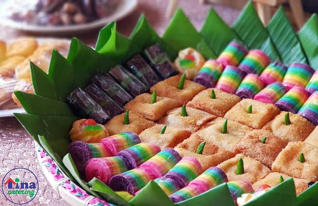 Aneka kue tradisional yang di sajikan dalam tampah! ' KUE TiMPAH'. Foto: Tiba/Hibata.id