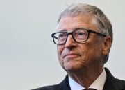 Pendiri Microsoft Bill Gates bereaksi selama kunjungan dengan Perdana Menteri Inggris Rishi Sunak dari Imperial College University, di London, Inggris, 15 Februari 2023. Justin Tallis / Pool via REUTERS