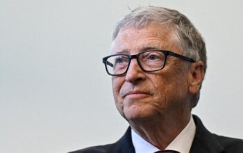 Pendiri Microsoft Bill Gates bereaksi selama kunjungan dengan Perdana Menteri Inggris Rishi Sunak dari Imperial College University, di London, Inggris, 15 Februari 2023. Justin Tallis / Pool via REUTERS