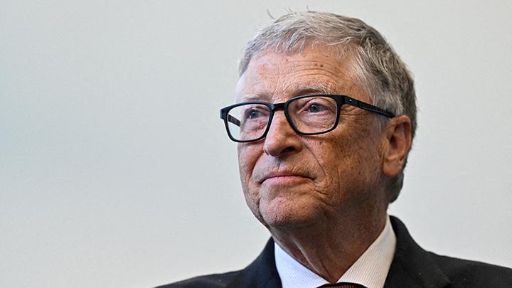 Pendiri Microsoft Bill Gates bereaksi selama kunjungan dengan Perdana Menteri Inggris Rishi Sunak dari Imperial College University, di London, Inggris, 15 Februari 2023. Justin Tallis / Pool via REUTERS