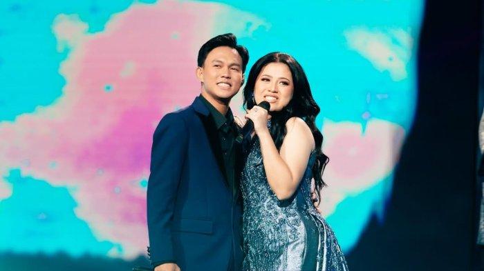 Fajar Noor dan Shabrina Leanor saat membawakan lagu pembuka “Sesaat Kau Hadir” di panggung Grand Final Indonesian Idol 2025, Senin (12/5/2025). (Foto: Instagram Indonesian Idol)/Hibata.id