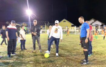 Wakil Bupati Risman Tolingguhu menghadiri sekaligus membuka Tournament Mini Soccer Libra Cup II tahun 2025. Kegiatan tersebut turut dihadiri Sekda Iwan Mustapa, Staf Ahli I TP. PKK Bone Bolango, Gamaria Djura yang juga istri Wakil Bupati, dan Kadisparpora Yamin Abbas, di Lapangan Hijau Desa Libungo, Kecamatan Suwawa Selatan, Jumat (16/5/2025) malam. (F.AKP)/Hibata.id