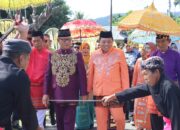 Bupati Bone Bolango, Ismet Mile, bersama Wakil Bupati Risman Tolingguhu, saat menjalani prosesi adat Mopotilolo perdana di dua kecamatan, yakni Kecamatan Kabila Bone dan Kecamatan Bonepantai, Jumat (2/5/2025). (Foto : AKP)/Hibata.id