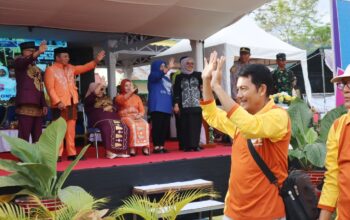Bupati Bone Bolango, Ismet Mile dan Wakil Bupati Risman Tolingguhu didampingi Ketua TP. PKK Ruwaida Mile dan Wakil Ketua TP. PKK Gamaria Djura menghadiri pembukaan Ajang Talenta tingkat Kabupaten Bone Bolango tahun 2025, di Lapangan Hijau Desa Bilungala, Kecamatan Bonepantai, Jumat (2/5/2025). (F.AKP)/Hibata.id