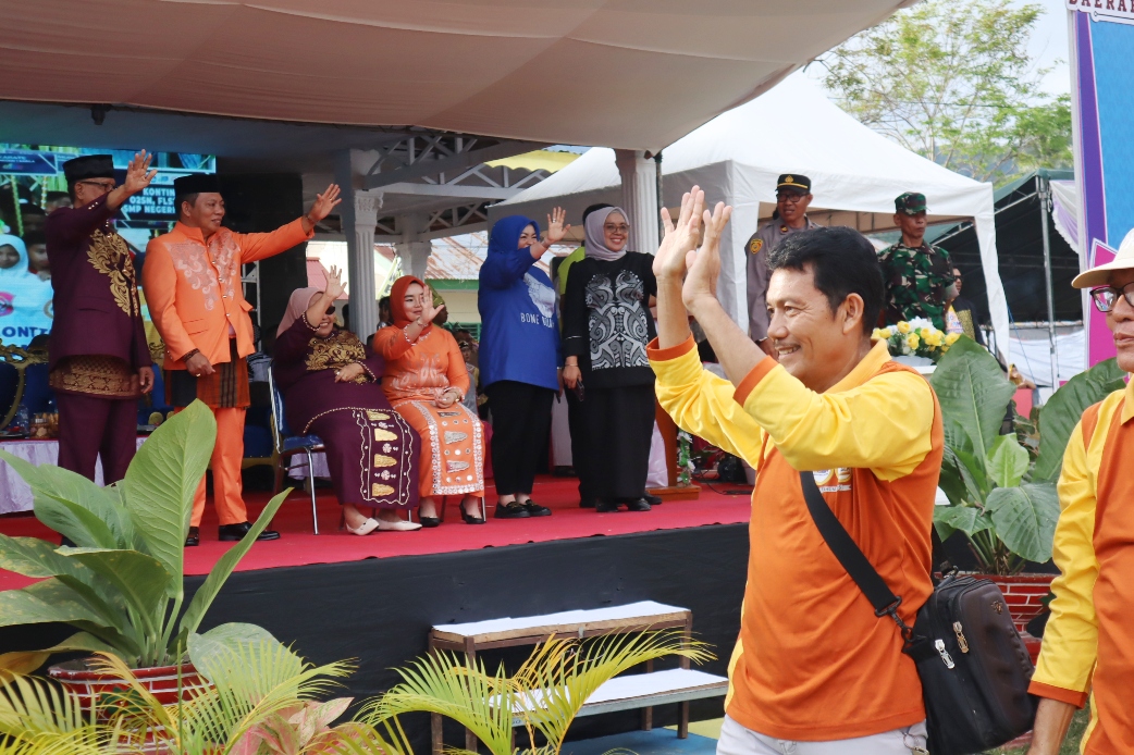 Bupati Bone Bolango, Ismet Mile dan Wakil Bupati Risman Tolingguhu didampingi Ketua TP. PKK Ruwaida Mile dan Wakil Ketua TP. PKK Gamaria Djura menghadiri pembukaan Ajang Talenta tingkat Kabupaten Bone Bolango tahun 2025, di Lapangan Hijau Desa Bilungala, Kecamatan Bonepantai, Jumat (2/5/2025). (F.AKP)/Hibata.id