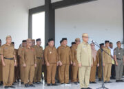 Bupati Ismet Mile yang didampingi Wabup Risman Tolingguhu dan Pj. Sekda Amir Hamzah Hadju saat memberikan arahan pada apel kerja di lingkungan Pemerintah Kabupaten Bone Bolango yang diselenggarakan di Lapangan Alun-Alun, Senin (5/5/2025). (F.Yudi)/Hibata.id