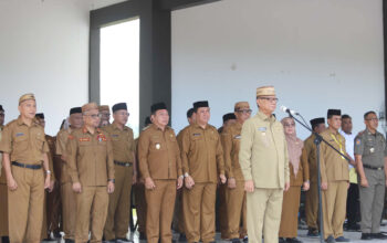 Bupati Ismet Mile yang didampingi Wabup Risman Tolingguhu dan Pj. Sekda Amir Hamzah Hadju saat memberikan arahan pada apel kerja di lingkungan Pemerintah Kabupaten Bone Bolango yang diselenggarakan di Lapangan Alun-Alun, Senin (5/5/2025). (F.Yudi)/Hibata.id