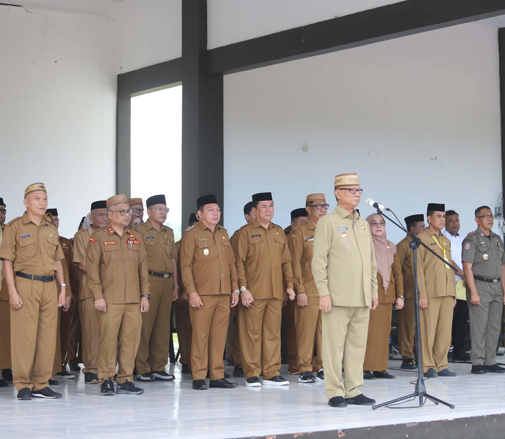 Bupati Ismet Mile yang didampingi Wabup Risman Tolingguhu dan Pj. Sekda Amir Hamzah Hadju saat memberikan arahan pada apel kerja di lingkungan Pemerintah Kabupaten Bone Bolango yang diselenggarakan di Lapangan Alun-Alun, Senin (5/5/2025). (F.Yudi)/Hibata.id