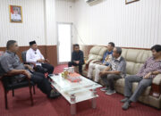 Wakil Bupati Risman Tolingguhu didampingi Tim Kerja Bupati Robby Hunawa saat menerima kunjungan audiensi Dekan Fakultas Ilmu Sosial Dan Ilmu Politik Universitas Gorontalo (FISIP UG), Abdul Wahab Podungge bersama jajarannya, di ruang kerja Wakil Bupati, Rabu (14/5/2025). (F.AKP)/Hibata.id