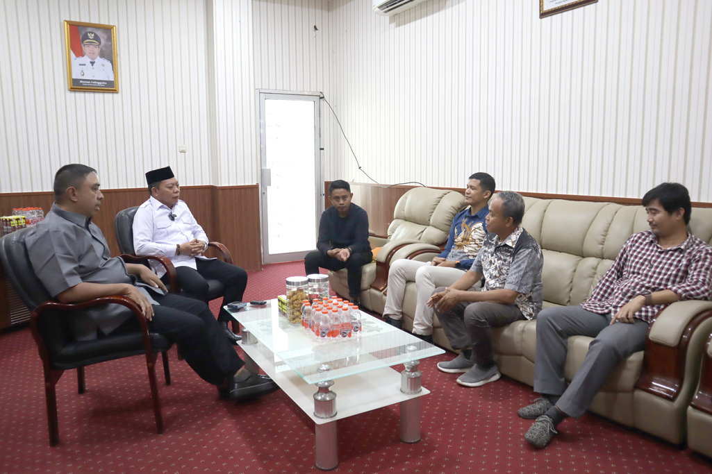 Wakil Bupati Risman Tolingguhu didampingi Tim Kerja Bupati Robby Hunawa saat menerima kunjungan audiensi Dekan Fakultas Ilmu Sosial Dan Ilmu Politik Universitas Gorontalo (FISIP UG), Abdul Wahab Podungge bersama jajarannya, di ruang kerja Wakil Bupati, Rabu (14/5/2025). (F.AKP)/Hibata.id