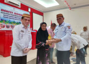 Sekda Iwan Mustapa saat mendampingi Wakil Gubernur Gorontalo, Idah Syahidah Rusli Habibie dalam penyaluran Bantuan Langsung Pangan Pemerintah Provinsi Gorontalo (BLP3G) di Kecamatan Bulango Selatan, Rabu (21/5/2025)./Hibata.id