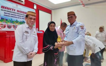 Sekda Iwan Mustapa saat mendampingi Wakil Gubernur Gorontalo, Idah Syahidah Rusli Habibie dalam penyaluran Bantuan Langsung Pangan Pemerintah Provinsi Gorontalo (BLP3G) di Kecamatan Bulango Selatan, Rabu (21/5/2025)./Hibata.id