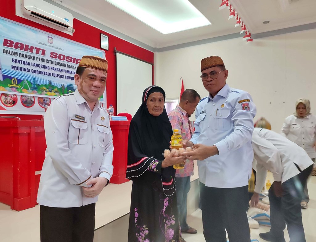 Sekda Iwan Mustapa saat mendampingi Wakil Gubernur Gorontalo, Idah Syahidah Rusli Habibie dalam penyaluran Bantuan Langsung Pangan Pemerintah Provinsi Gorontalo (BLP3G) di Kecamatan Bulango Selatan, Rabu (21/5/2025)./Hibata.id