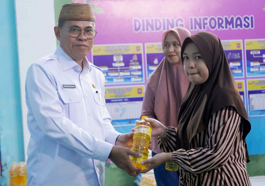 Sekda Iwan Mustapa saat mendampingi Gubernur Gorontalo, Gusnar Ismail dalam penyerahan Bantuan Langsung Pangan Pemerintah Provinsi Gorontalo (BLP3G) untuk Kecamatan Tilongkabila yang dipusatkan di Kantor Desa Bongopini, Rabu (21/5/2025). (F.Onal)