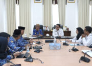 Bupati Ismet Mile saat memberikan sambutan pada kegiatan Exit Meeting bersama Kepala Perwakilan BPKP Provinsi Gorontalo, Mohamad Riyanto yang turut dihadiri oleh Sekretaris Daerah Iwan Mustapa, di Ruang Rapat Bupati, Selasa (20/5/2025). (F.AKP)/Hibata.id