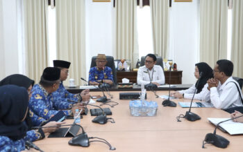 Bupati Ismet Mile saat memberikan sambutan pada kegiatan Exit Meeting bersama Kepala Perwakilan BPKP Provinsi Gorontalo, Mohamad Riyanto yang turut dihadiri oleh Sekretaris Daerah Iwan Mustapa, di Ruang Rapat Bupati, Selasa (20/5/2025). (F.AKP)/Hibata.id