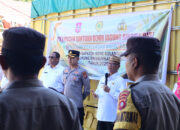 Bupati Ismet Mile saat menghadiri sekaligus menyerahkan secara simbolis bantuan benih jagung kepada para petani penerima pada kegiatan pelepasan bantuan benih jagung Hibrida Bisi program Perluasan Areal Tanam (PAT) Kabupaten Bone Bolango mendukung swasembada pangan tahun 2025, di Mapolres Bone Bolango, Rabu (14/5/2025). (F.AKP)/Hibata.id