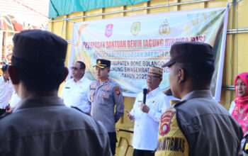 Bupati Ismet Mile saat menghadiri sekaligus menyerahkan secara simbolis bantuan benih jagung kepada para petani penerima pada kegiatan pelepasan bantuan benih jagung Hibrida Bisi program Perluasan Areal Tanam (PAT) Kabupaten Bone Bolango mendukung swasembada pangan tahun 2025, di Mapolres Bone Bolango, Rabu (14/5/2025). (F.AKP)/Hibata.id