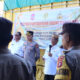 Bupati Ismet Mile saat menghadiri sekaligus menyerahkan secara simbolis bantuan benih jagung kepada para petani penerima pada kegiatan pelepasan bantuan benih jagung Hibrida Bisi program Perluasan Areal Tanam (PAT) Kabupaten Bone Bolango mendukung swasembada pangan tahun 2025, di Mapolres Bone Bolango, Rabu (14/5/2025). (F.AKP)/Hibata.id