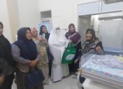 Ketua PKK Kabupaten Bone Bolango, Ruwaida Mile saat menjenguk dan melihat kondisi bayi laki-laki yang ditemukan dan sengaja ditinggalkan di Desa Tinelo, Kecamatan Suwawa, Senin (12/5/2025) pagi. Bayi tersebut saat ini dalam perawatan intensif di ruang NICU (Neonatal Intensive Care Unit) RSUD Toto Kabila. (F.dok.istimewa)/Hibata.id