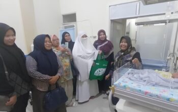 Ketua PKK Kabupaten Bone Bolango, Ruwaida Mile saat menjenguk dan melihat kondisi bayi laki-laki yang ditemukan dan sengaja ditinggalkan di Desa Tinelo, Kecamatan Suwawa, Senin (12/5/2025) pagi. Bayi tersebut saat ini dalam perawatan intensif di ruang NICU (Neonatal Intensive Care Unit) RSUD Toto Kabila. (F.dok.istimewa)/Hibata.id
