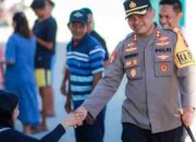 Nampak Kapolres Pohuwato, AKBP H. Busroni menyapa warga saat perayaan ketupat, Senin 7 April 2025. (doc/polrespohuwato)