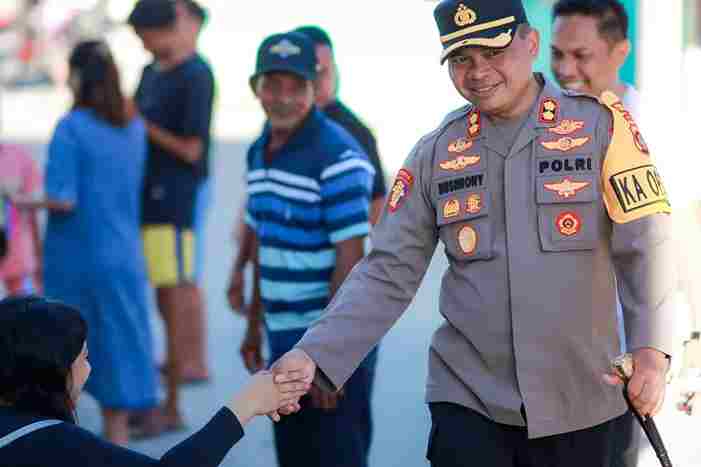 Nampak Kapolres Pohuwato, AKBP H. Busroni menyapa warga saat perayaan ketupat, Senin 7 April 2025. (doc/polrespohuwato)