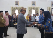 Sebanyak 198 CPNS dan PPPK di Lingkungan Pemerintah Kabupaten Bone Bolango resmi dilantik dan diambil sumpah oleh Bupati Bone Bolango, Ismet Mile yang turut dihadiri oleh Wakil Bupati Risman Tolingguhu dan Penjabat Sekretaris Daerah Amir Hamzah Hadju, serta perwakilan dari UPT BKN Gorontalo, di Aula BPMP Provinsi Gorontalo, Kamis (15/5/2025). (F.AKP)/Hibata.id