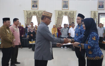 Sebanyak 198 CPNS dan PPPK di Lingkungan Pemerintah Kabupaten Bone Bolango resmi dilantik dan diambil sumpah oleh Bupati Bone Bolango, Ismet Mile yang turut dihadiri oleh Wakil Bupati Risman Tolingguhu dan Penjabat Sekretaris Daerah Amir Hamzah Hadju, serta perwakilan dari UPT BKN Gorontalo, di Aula BPMP Provinsi Gorontalo, Kamis (15/5/2025). (F.AKP)/Hibata.id
