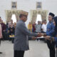 Sebanyak 198 CPNS dan PPPK di Lingkungan Pemerintah Kabupaten Bone Bolango resmi dilantik dan diambil sumpah oleh Bupati Bone Bolango, Ismet Mile yang turut dihadiri oleh Wakil Bupati Risman Tolingguhu dan Penjabat Sekretaris Daerah Amir Hamzah Hadju, serta perwakilan dari UPT BKN Gorontalo, di Aula BPMP Provinsi Gorontalo, Kamis (15/5/2025). (F.AKP)/Hibata.id