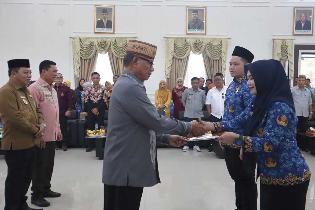 Sebanyak 198 CPNS dan PPPK di Lingkungan Pemerintah Kabupaten Bone Bolango resmi dilantik dan diambil sumpah oleh Bupati Bone Bolango, Ismet Mile yang turut dihadiri oleh Wakil Bupati Risman Tolingguhu dan Penjabat Sekretaris Daerah Amir Hamzah Hadju, serta perwakilan dari UPT BKN Gorontalo, di Aula BPMP Provinsi Gorontalo, Kamis (15/5/2025). (F.AKP)/Hibata.id