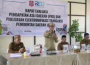 Bupati Ismet Mile didampingi Wakil Bupati Risman Tolingguhu, Pj. Sekda Amir Hamzah Hadju, dan Kepala BKPD Iwan Mustapa saat memberikan arahan pada kegiatan rapat evaluasi PAD dan Perluasan ETPD Pemerintah Kabupaten Bone Bolango triwulan I tahun 2025, di ruang rapat RM. Miranti, Senin (5/5/2025). (F.AKP)/Hibata.id