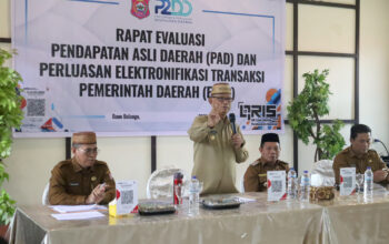 Bupati Ismet Mile didampingi Wakil Bupati Risman Tolingguhu, Pj. Sekda Amir Hamzah Hadju, dan Kepala BKPD Iwan Mustapa saat memberikan arahan pada kegiatan rapat evaluasi PAD dan Perluasan ETPD Pemerintah Kabupaten Bone Bolango triwulan I tahun 2025, di ruang rapat RM. Miranti, Senin (5/5/2025). (F.AKP)/Hibata.id