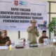 Bupati Ismet Mile didampingi Wakil Bupati Risman Tolingguhu, Pj. Sekda Amir Hamzah Hadju, dan Kepala BKPD Iwan Mustapa saat memberikan arahan pada kegiatan rapat evaluasi PAD dan Perluasan ETPD Pemerintah Kabupaten Bone Bolango triwulan I tahun 2025, di ruang rapat RM. Miranti, Senin (5/5/2025). (F.AKP)/Hibata.id