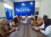 Pelaksanaan rapat perdana DWP Unit Dinas Kominfo Kabupaten Bone Bolango melakukan rapat perdana untuk membahas pembentukan pengurus yang baru, berlangsung di Aula Sekretariat Dewan Pengurus Korpri Kabupaten Bone Bolango, Senin (26/5/2025). (F.AKP)
