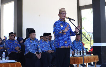 Bupati Ismet Mile saat memberikan sambutan dan arahan pada peringatan Hari Kebangkitan Nasional (Harkitnas) ke-117 yang dilaksanakan di Lapangan Alun-Alun, Selasa (20/5/2025). (F.AKP)