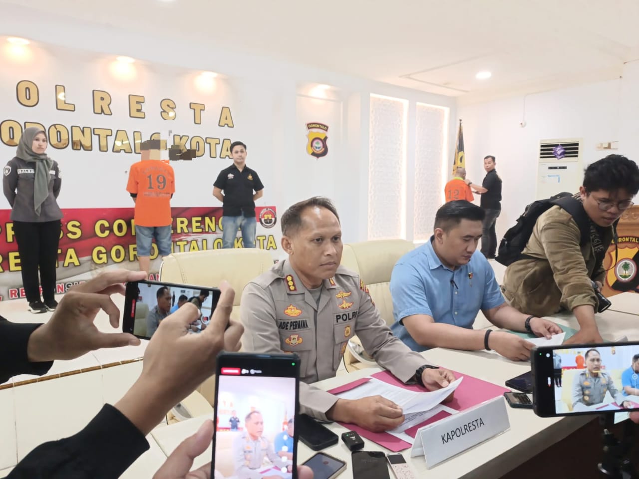 Press Conference, Selasa ( 6/5/2025) , Kapolresta Gorontalo Kota Kombespol Dr.Ade Permana,S.I.K.,MH yang didampingi Kasat Reskrim Akp Akmal Novian/Hibata.id