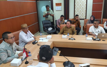 Bupati Ismet Mile dan Wakil Bupati Risman Tolingguhu saat melakukan kunjungan kerja ke Kemendes PDTT RI yang diterima langsung Sekretaris Direktorat Jenderal Pengembangan Ekonomi dan Investasi Desa, Syahrul bersama jajaran Direktur terkait, Rabu (7/5/2025)/Hibata.id